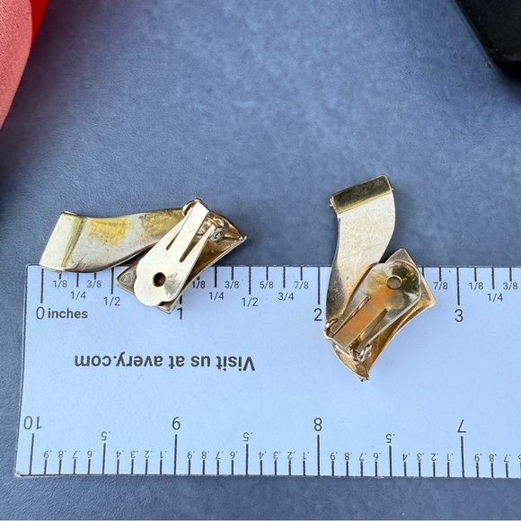 Vintage Gold Tone Abstract Clip On Earrings in Scroll Ribbon Design that Sparkle - Picture 10 of 17